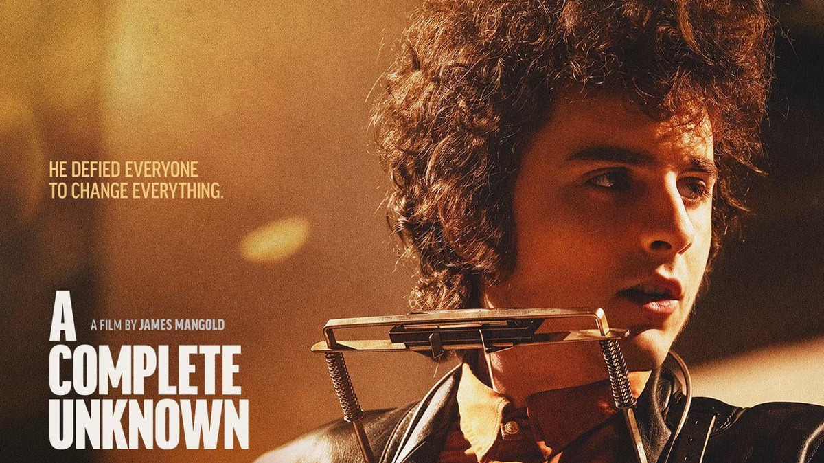 Tạo hình của Timothée Chalamet trong phim tiểu sử A Complete Unknown.