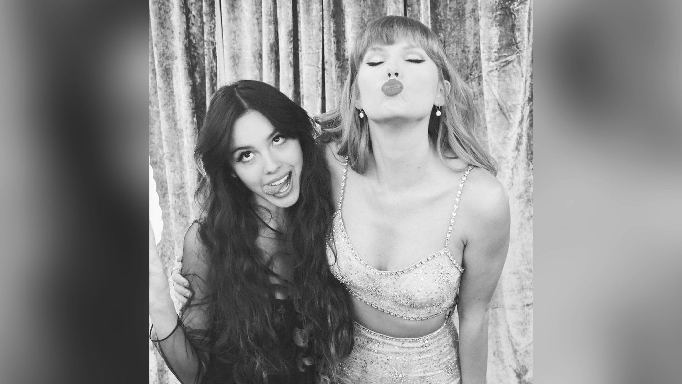 Taylor Swift và Olivia Rodrigo vui vẻ chụp hình tại hậu trường lễ trao giải BRIT Awards 2021. Taylor Swift và Olivia Rodrigo vui vẻ chụp hình tại hậu trường lễ trao giải BRIT Awards 2021.