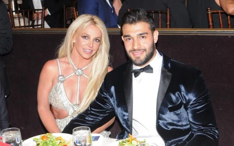 Bạn trai kém tuổi đã đồng hành cùng Britney Spears trong cuộc chiến pháp lý với cha ruột.