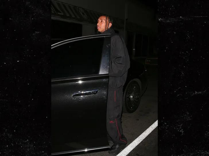 Cặp đôi rời nhà hàng bằng cửa sau vào lúc 2 giờ sáng. Cặp đôi rời nhà hàng bằng cửa sau vào lúc 2 giờ sáng.