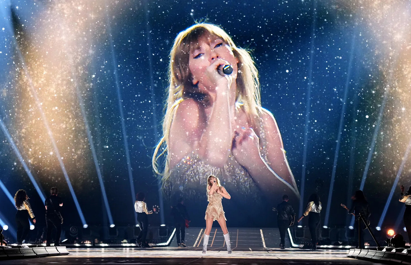 The Eras Tour của Taylor Swift là tour diễn quy mô hàng đầu thế giới hiện tại.