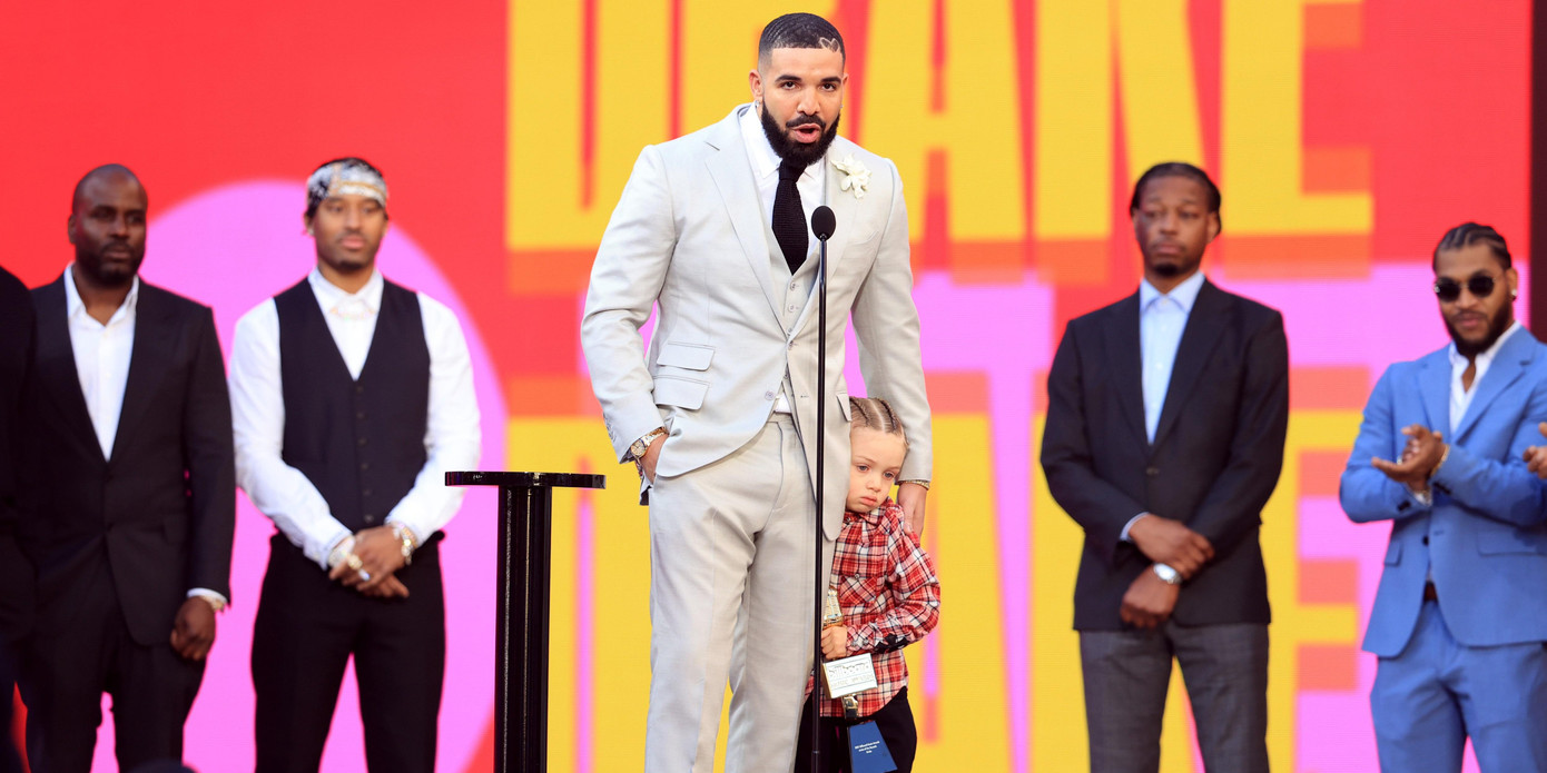 Drake xuất hiện cùng cậu con trai 3 tuổi trên sân khấu lễ trao giải Billboard Music Awards 2021. Drake xuất hiện cùng cậu con trai 3 tuổi trên sân khấu lễ trao giải Billboard Music Awards 2021.