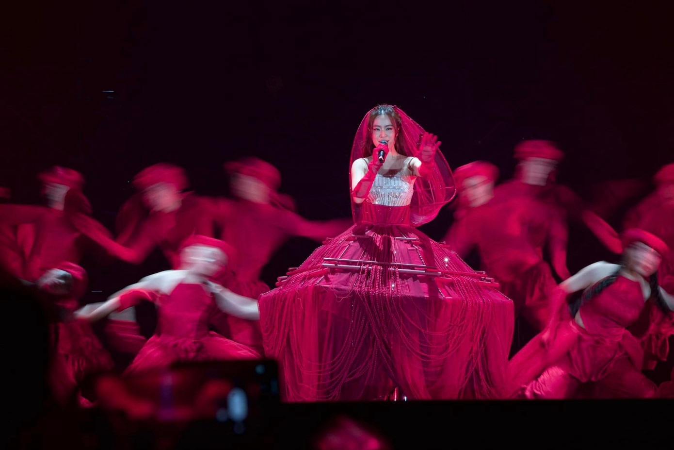 Nửa đầu chương trình có phần lép vế vì sắp xếp tiết mục chưa hợp lý. Nửa đầu chương trình có phần lép vế vì sắp xếp tiết mục chưa hợp lý.