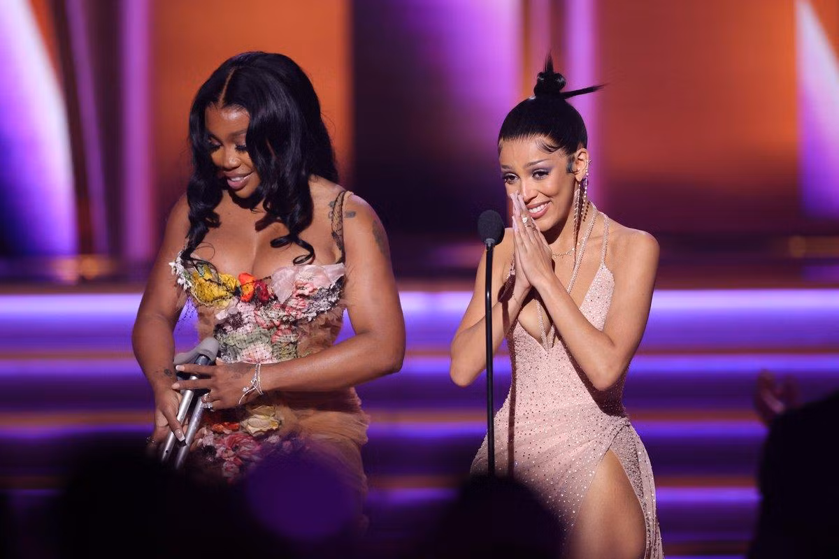 Doja Cat nghẹn ngào không nói nên lời trên sân khấu Grammys 2020.