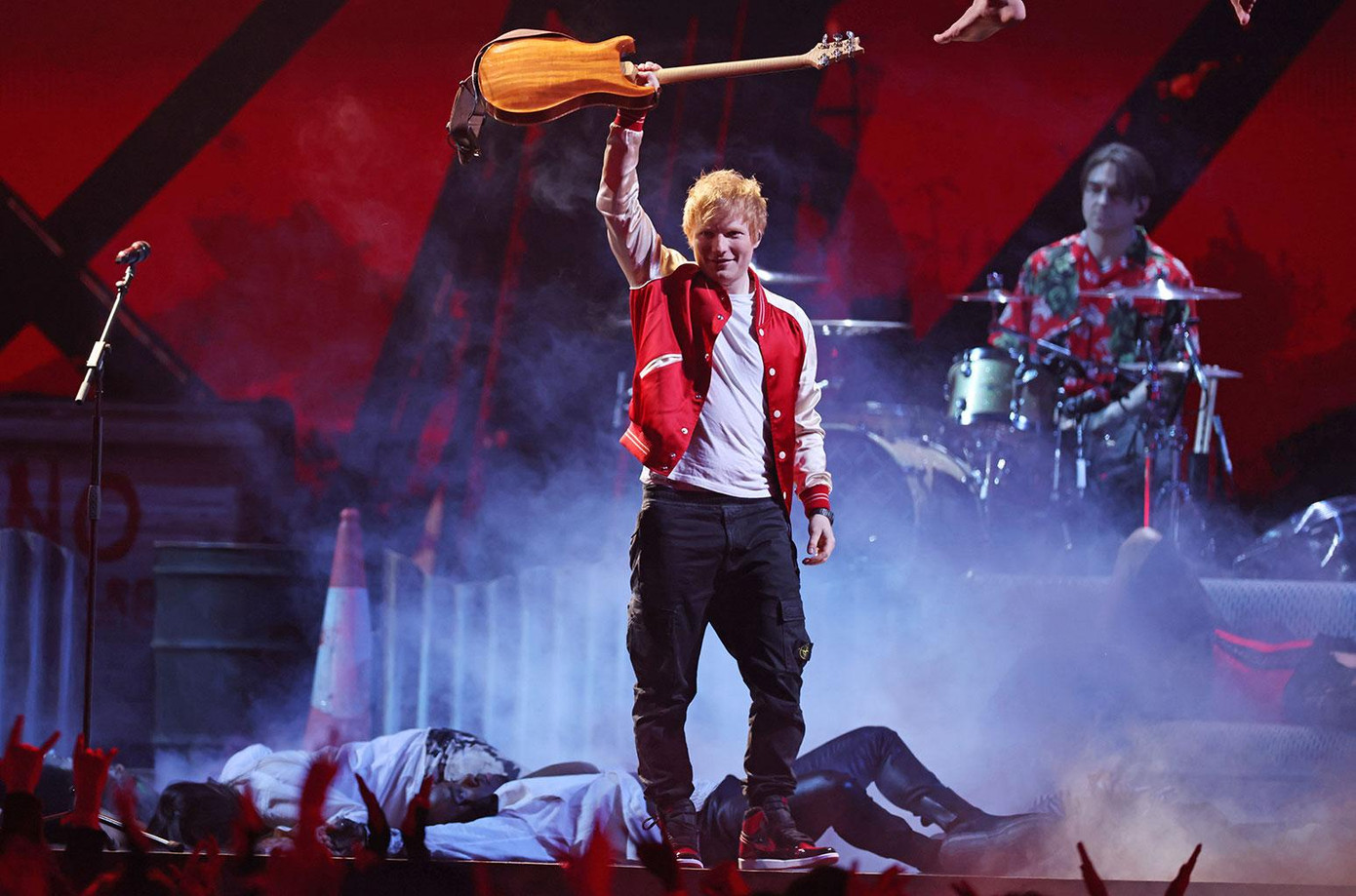 Ed Sheeran được xướng tên tại hạng mục Nhạc sĩ của năm.