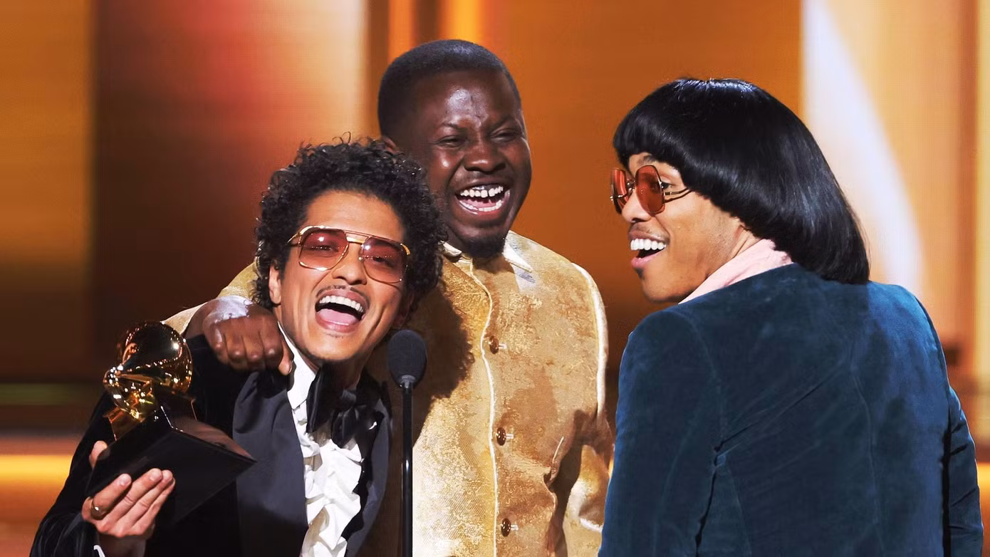 Bộ đôi Silk Sonic (Bruno Mars và Anderson .Paak) mang về chiến thắng quan trọng đầu tiên trong đêm - Giải Grammy cho Ca khúc của năm.