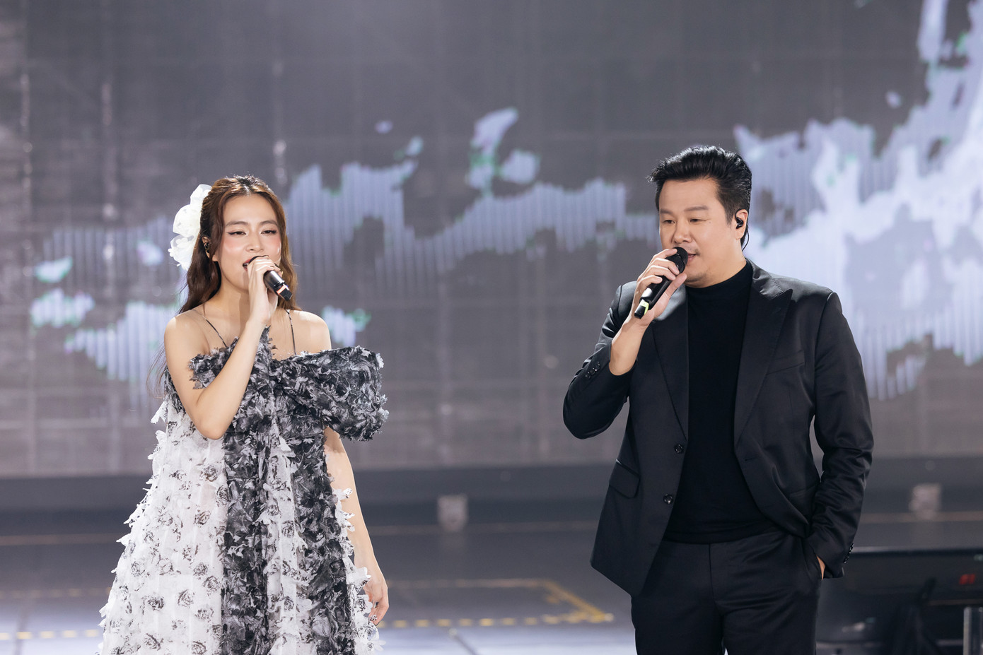 Hoàng Thùy Linh lộ nhiều khuyết điểm trong giọng hát khi song ca với Thanh Bùi. Hoàng Thùy Linh lộ nhiều khuyết điểm trong giọng hát khi song ca với Thanh Bùi.