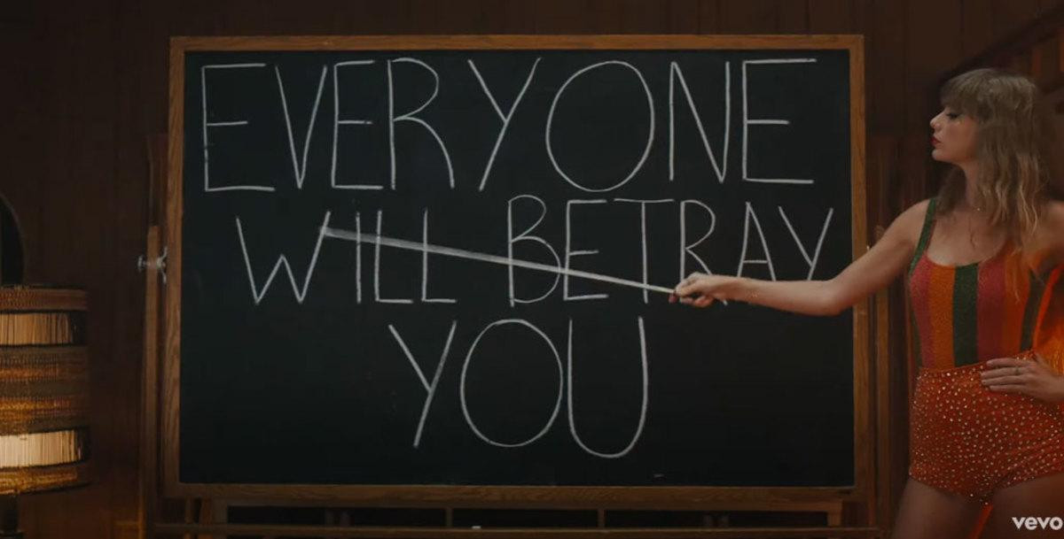 Dòng chữ: &quot;Tất cả mọi người rồi sẽ phản bội bạn&quot; trong MV &quot;Anti-Hero&quot; vô tình trùng khớp với câu chuyện.