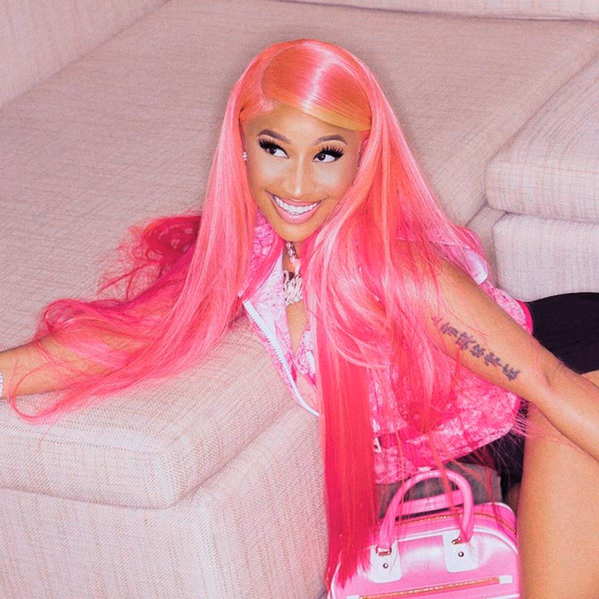 Ca khúc Super Freaky Girl của Nicki Minaj gặp bất lợi vì BXH Billboard sửa luật tính điểm.