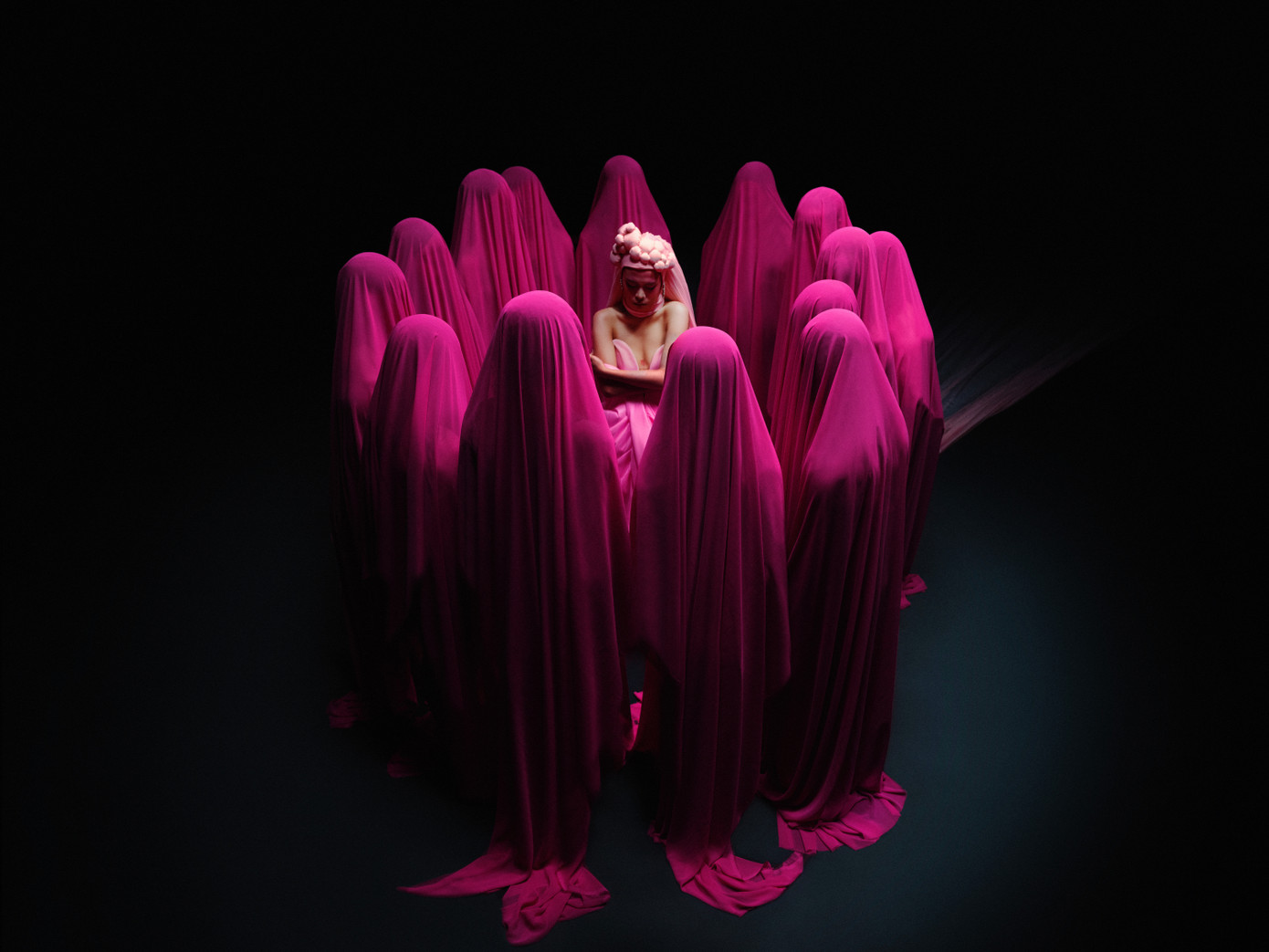 22 người hâm mộ tham gia vào quá trình quay MV mới của tlinh. 22 người hâm mộ tham gia vào quá trình quay MV mới của tlinh.