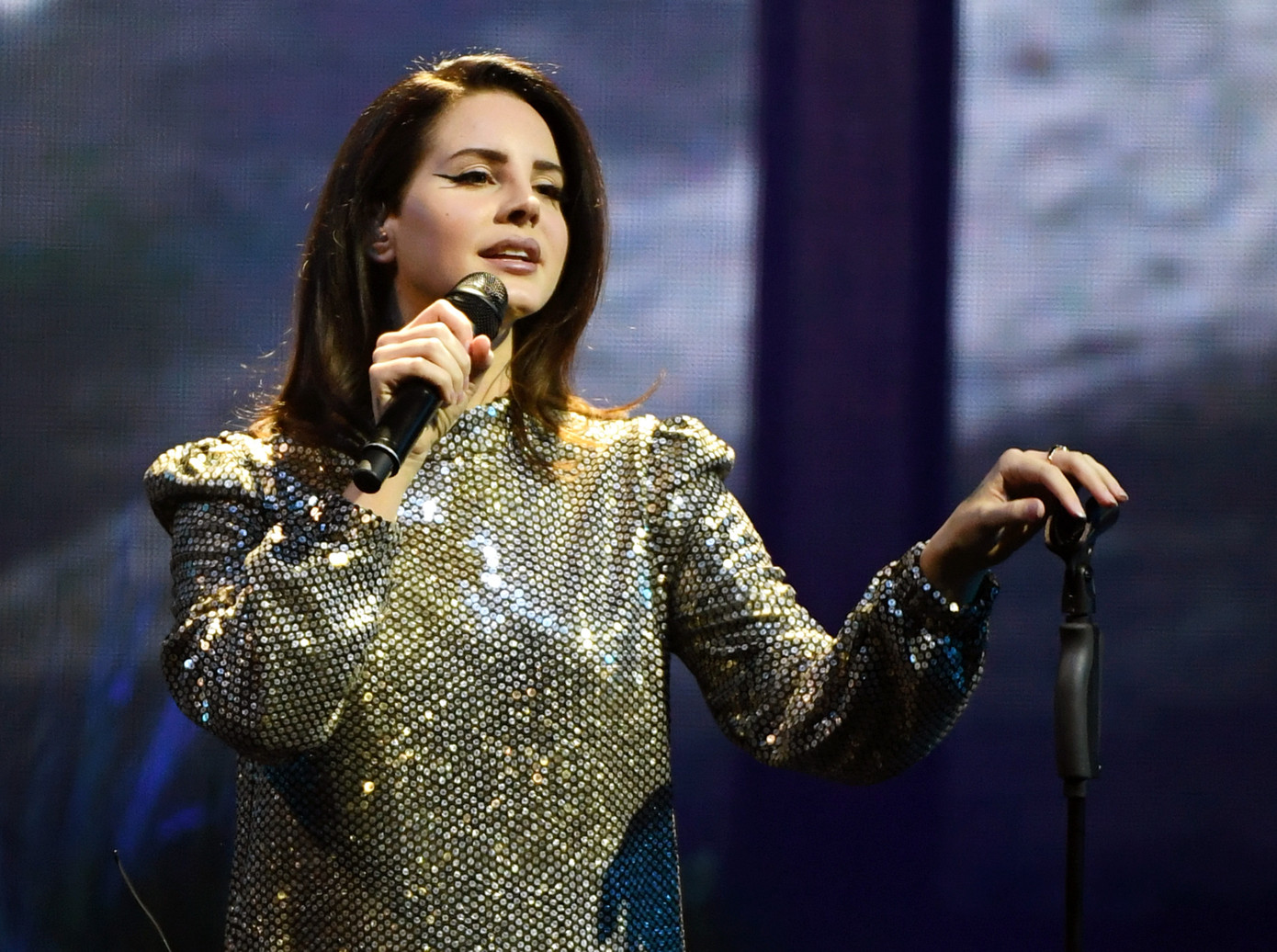 Lana Del Rey khiến nhiều người tiếc nuối vì vắng mặt trong danh sách của Billboard. Lana Del Rey khiến nhiều người tiếc nuối vì vắng mặt trong danh sách của Billboard.