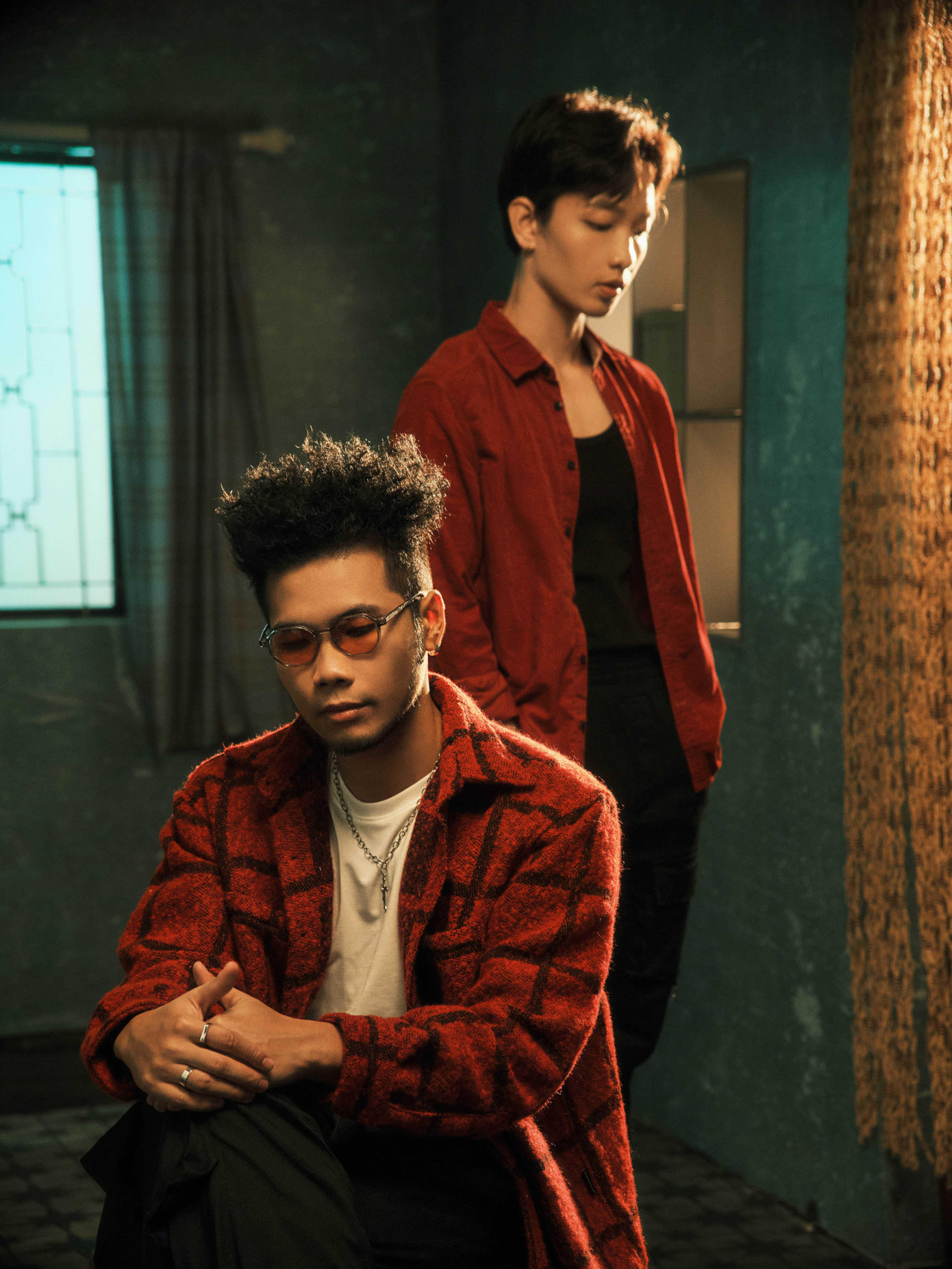 Sản phẩm cũng đánh dấu sự kết hợp lần đầu tiên giữa Phúc Du và một nam ca sĩ.