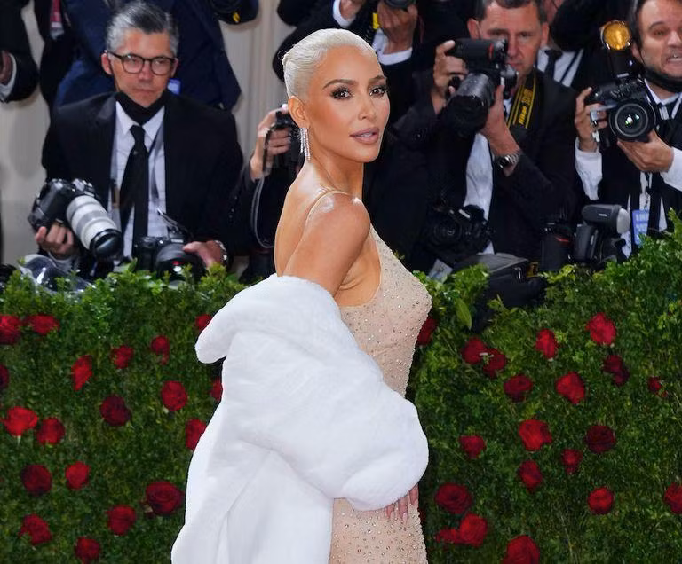 Kim Kardashian giảm 7 kg trong 3 tuần để mặc vừa váy của cố minh tinh Marilyn Monroe.