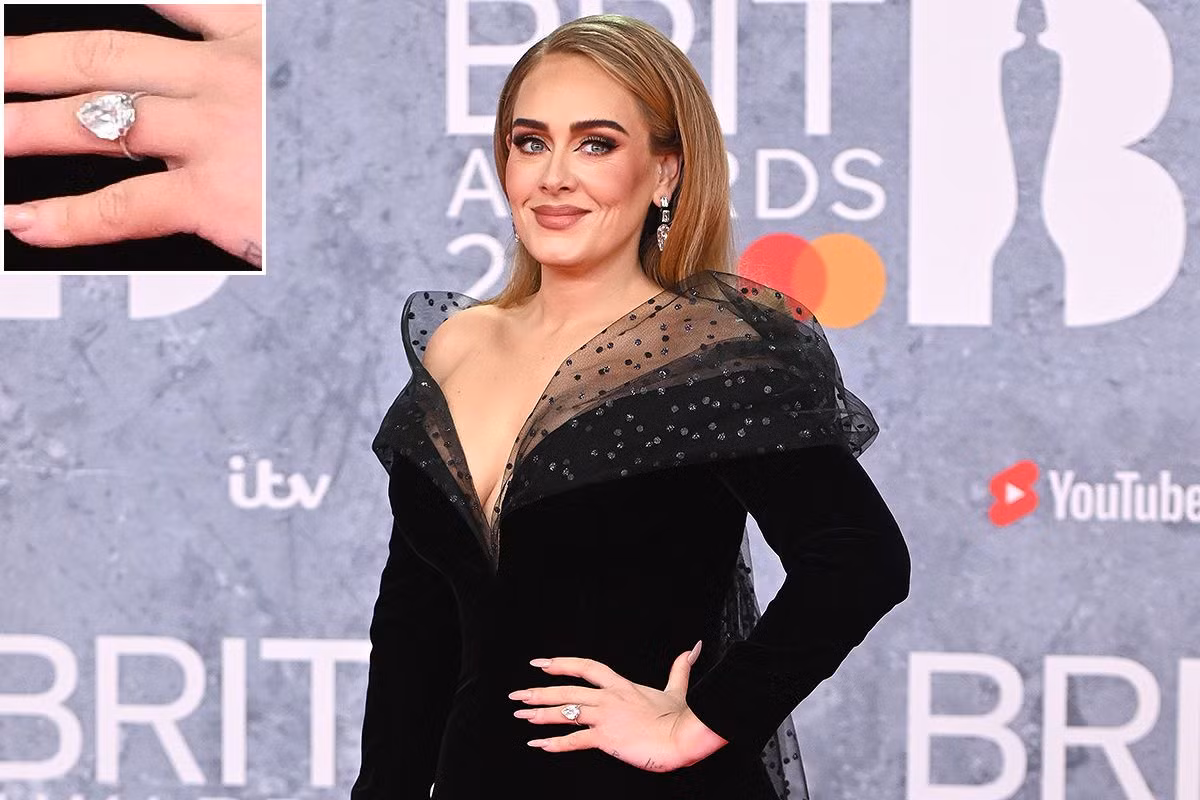 Adele được đồn đoán đã đeo nhẫn đính hôn lên thảm đỏ. Adele được đồn đoán đã đeo nhẫn đính hôn lên thảm đỏ.