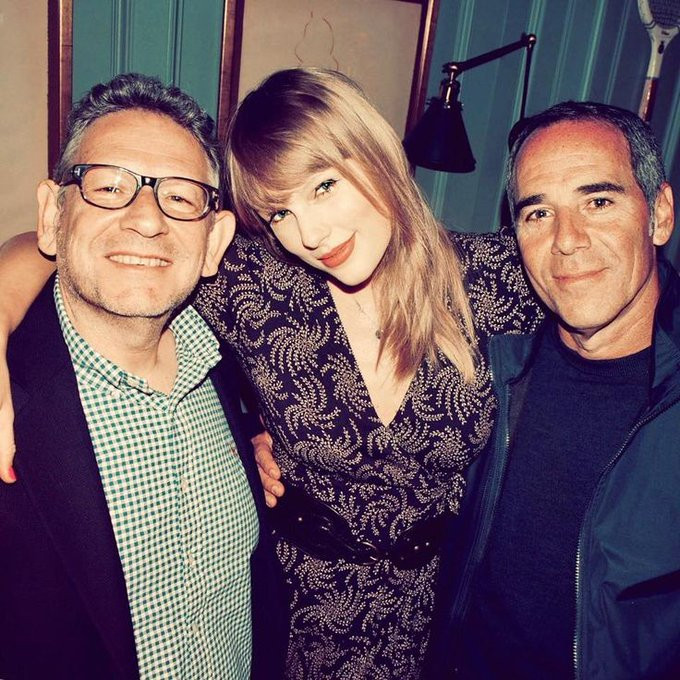 Taylor Swift bên cạnh Lucian Grainge - giám đốc UMG (bên trái).