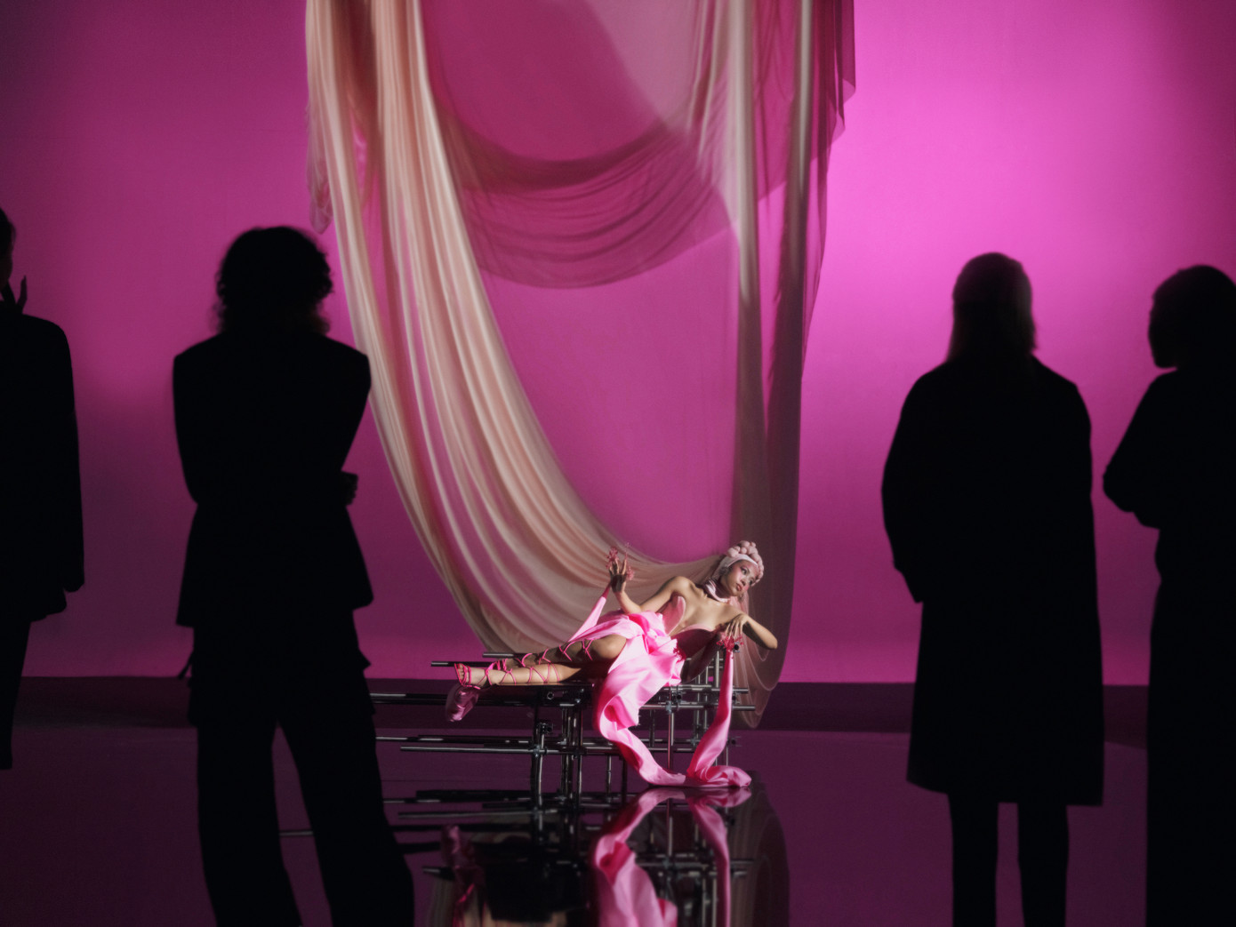 tlinh hoá thân thành một tác phẩm nghệ thuật trong khu trưng bày. tlinh hoá thân thành một tác phẩm nghệ thuật trong khu trưng bày.