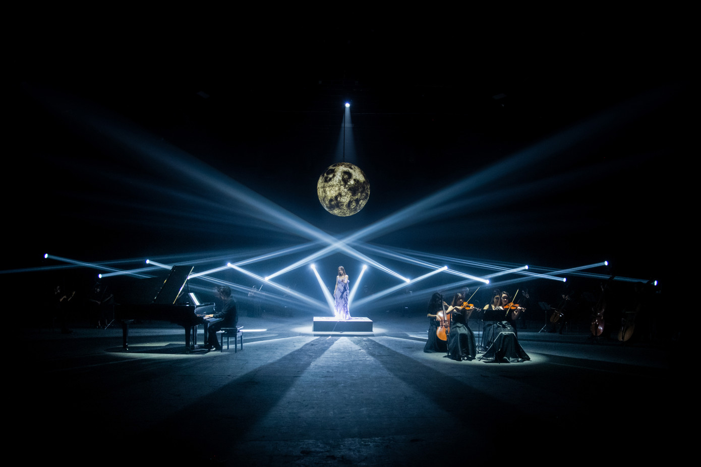 Đông Nhi "nâng cấp" phong nhạc cũ với dàn nhạc giao hưởng. Đông Nhi "nâng cấp" phong nhạc cũ với dàn nhạc giao hưởng.