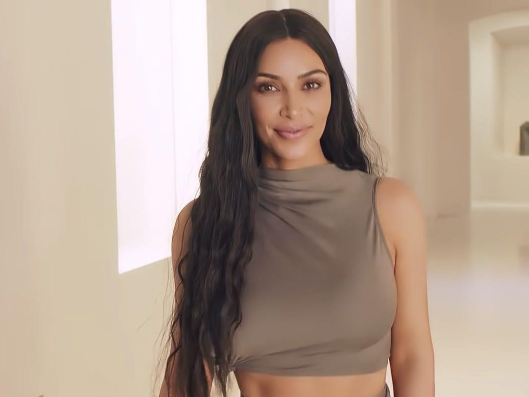 Kim Kardashian thừa nhận lập tài khoản Instagram giả để theo dõi bạn bè và hóng drama.