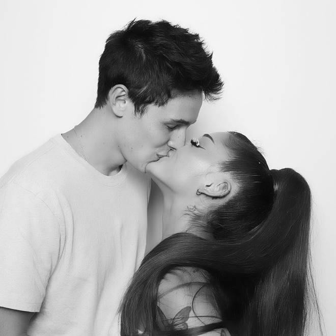 Ariana Grande đã chính thức về chung một nhà với Dalton Gomez. Ariana Grande đã chính thức về chung một nhà với Dalton Gomez.