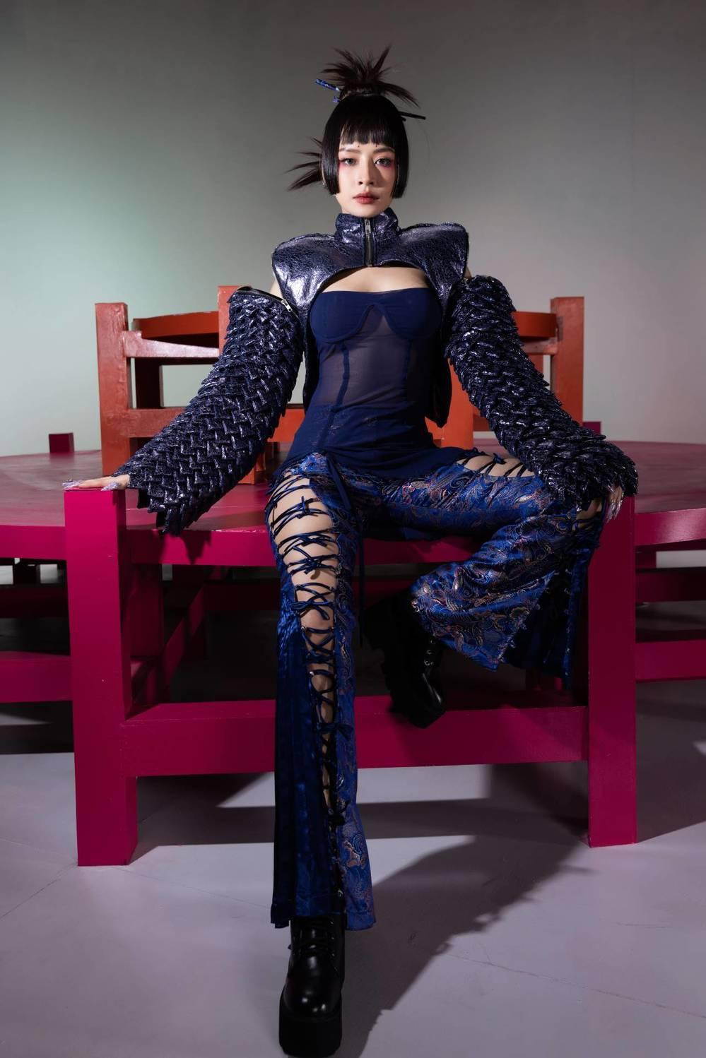 Chi Pu và ê-kíp luôn biết cách làm những sản phẩm của mình trở nên thú vị. Chi Pu và ê-kíp luôn biết cách làm những sản phẩm của mình trở nên thú vị.