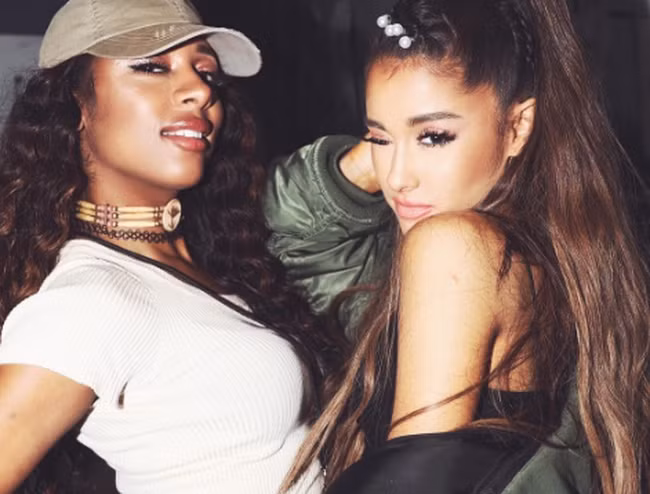 Victoria Monét (trái) là nhạc sĩ "ruột" của Ariana Grande, BLACKPINK, Chloe x Halle.