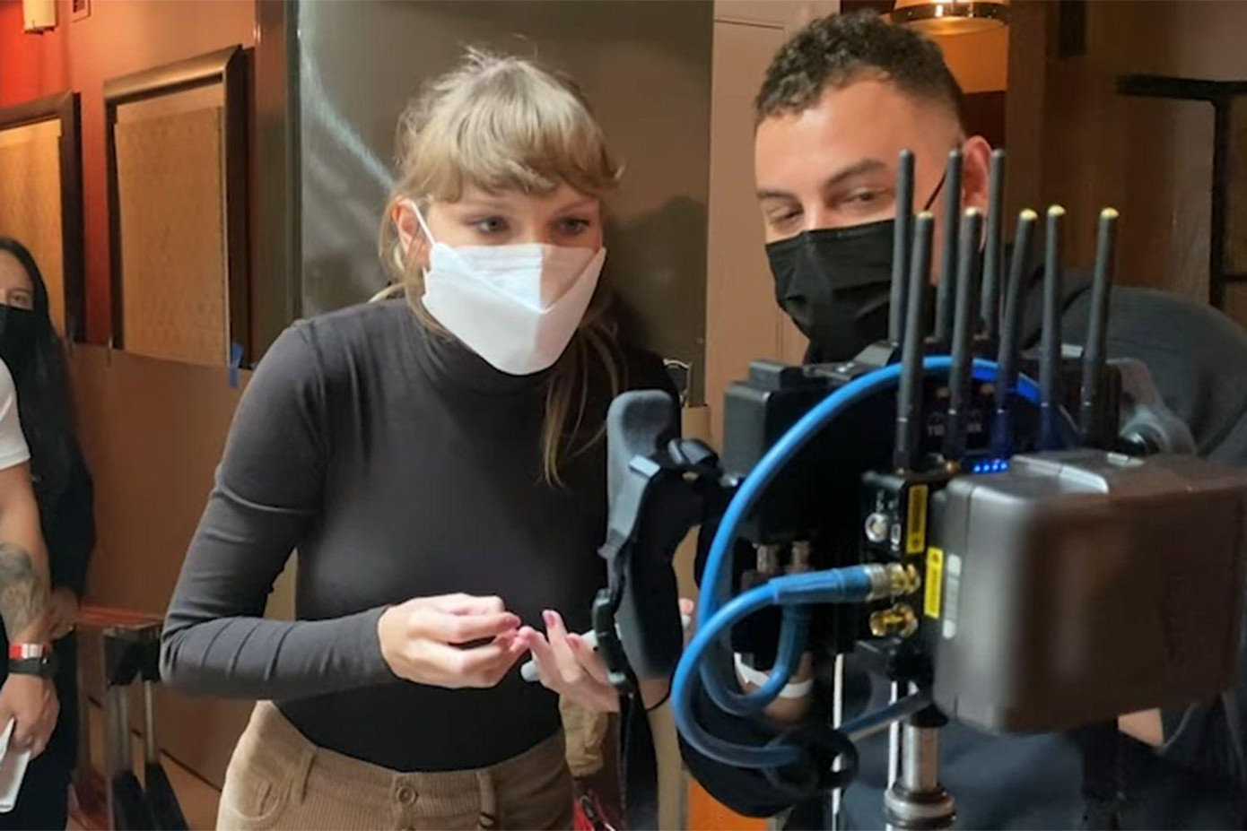 Taylor Swift thử sức với vai trò đạo diễn trên phim trường phim ngắn All Too Well. Taylor Swift thử sức với vai trò đạo diễn trên phim trường phim ngắn All Too Well.