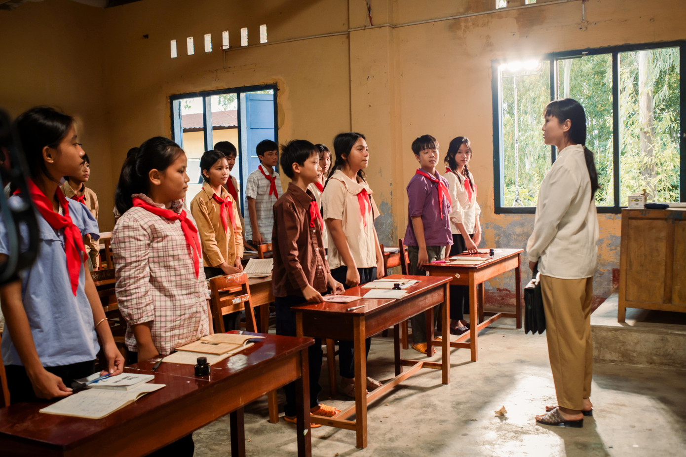 Bối cảnh trường làng những năm 1990 quen thuộc trong các tác phẩm của Nguyễn Nhật Ánh. Bối cảnh trường làng những năm 1990 quen thuộc trong các tác phẩm của Nguyễn Nhật Ánh.