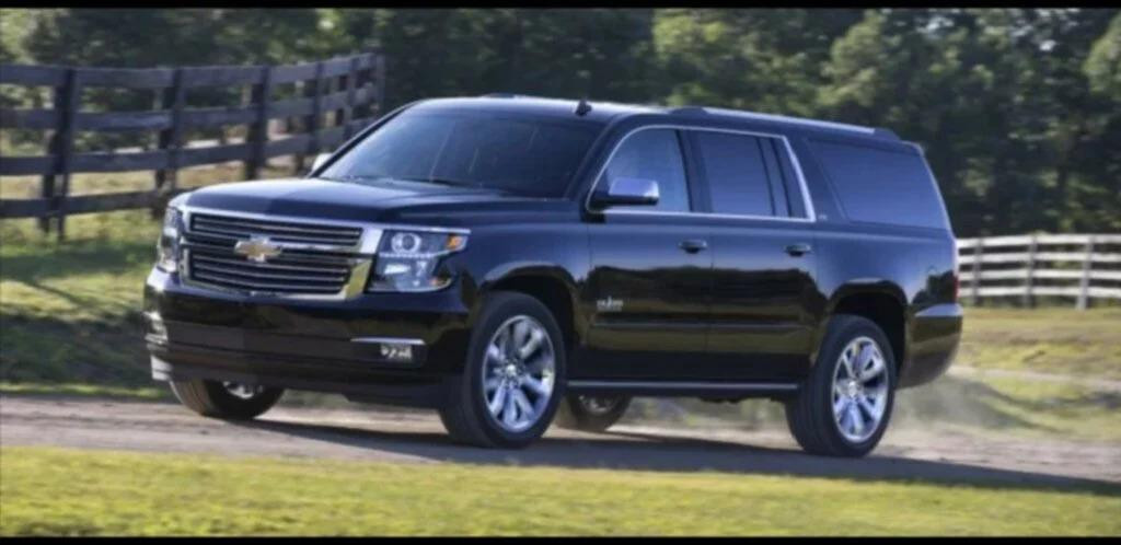 Chevrolet Suburban có giá 75.300 USD (khoảng 1,7 tỷ VNĐ). Chevrolet Suburban có giá 75.300 USD (khoảng 1,7 tỷ VNĐ).