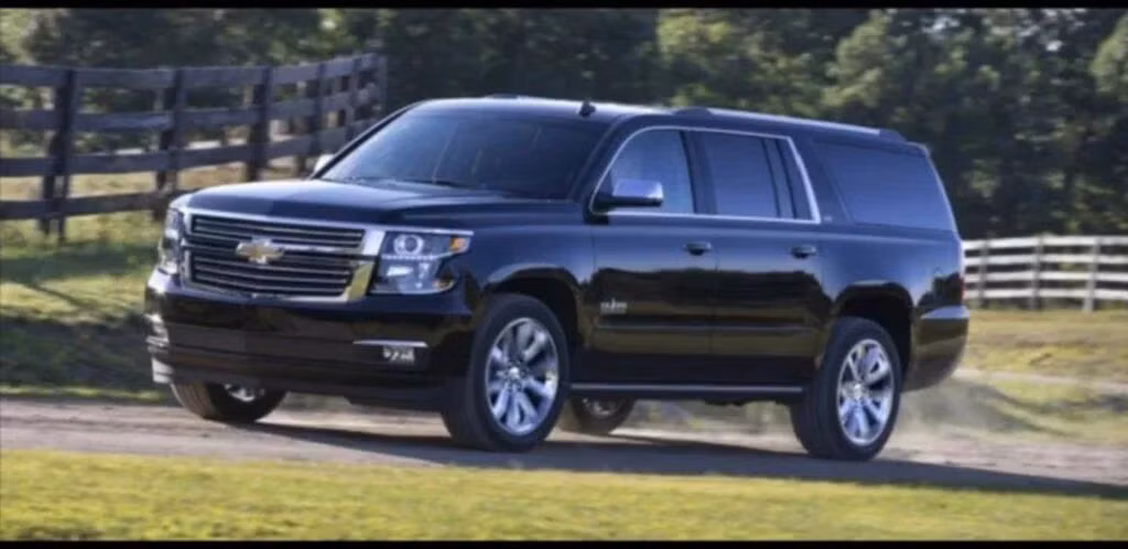 Chevrolet Suburban có giá 75.300 USD (khoảng 1,7 tỷ VNĐ).