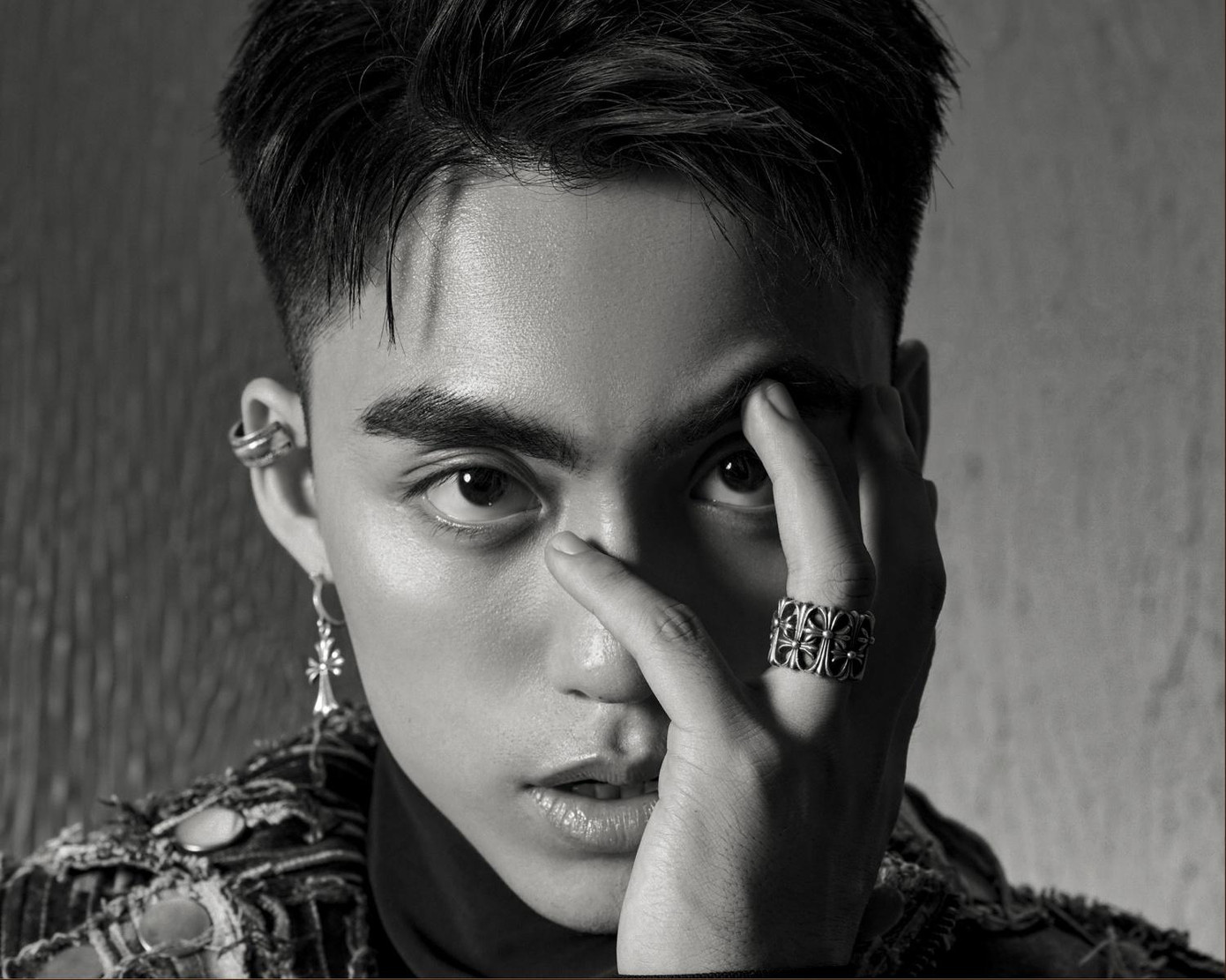 Yếu tố thời trang trong MV được đầu tư kỹ lưỡng, liên tục cập nhật các xu hướng mới nhất. Yếu tố thời trang trong MV được đầu tư kỹ lưỡng, liên tục cập nhật các xu hướng mới nhất.