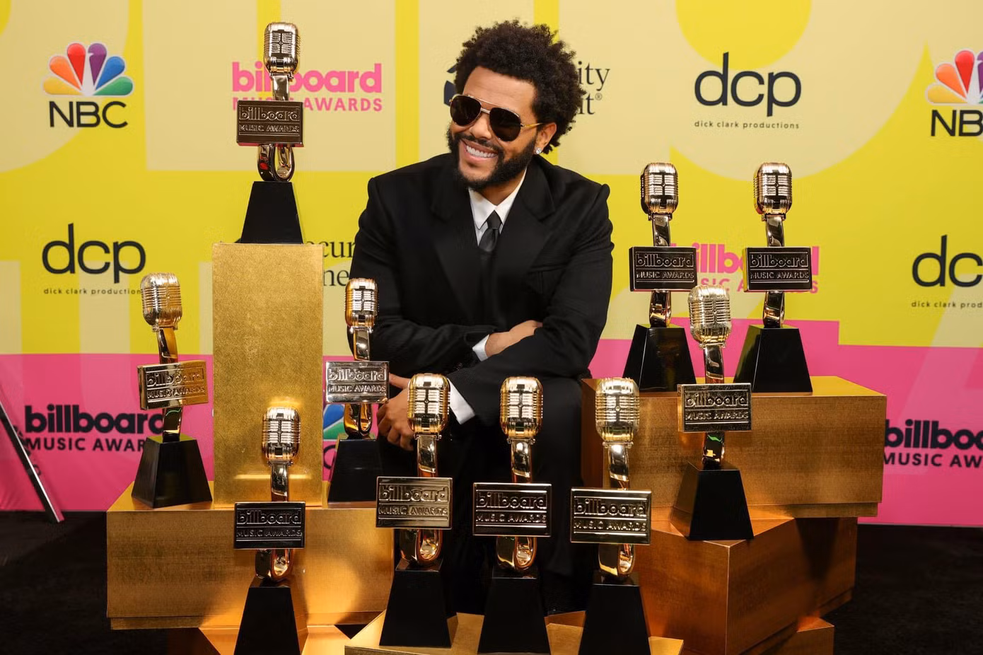 The Weeknd thắng lớn với 10 giải thưởng chỉ trong một đêm.