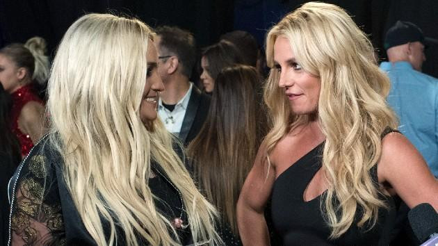 Britney Spears công khai đối đầu với em gái trên mạng xã hội.