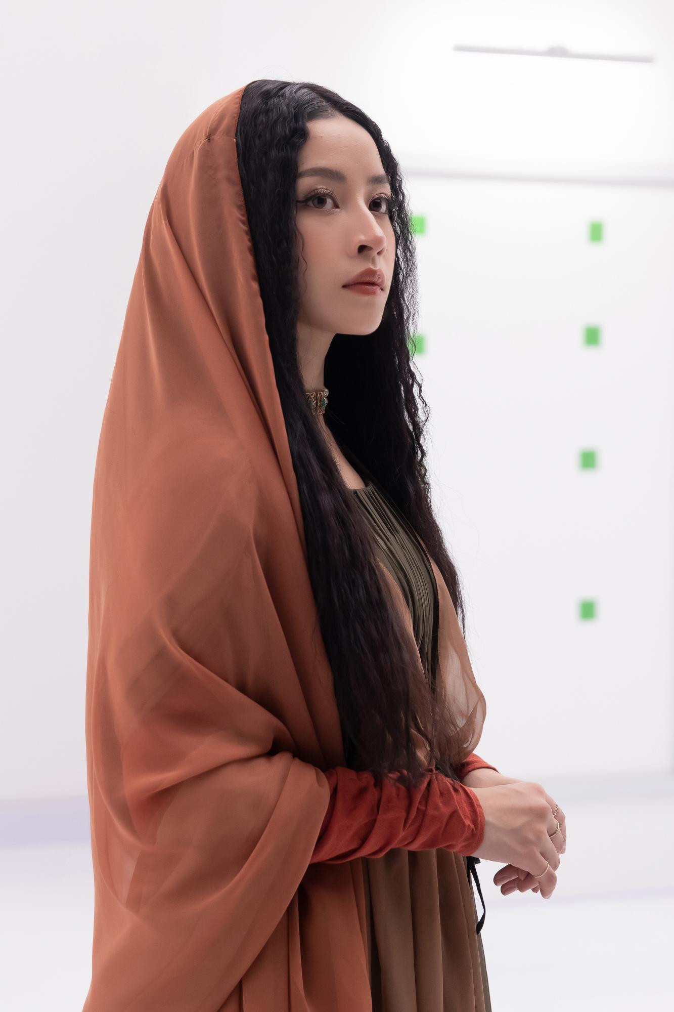 Chi Pu hoá thân thành Mona Lisa trong MV Miss Showbiz.