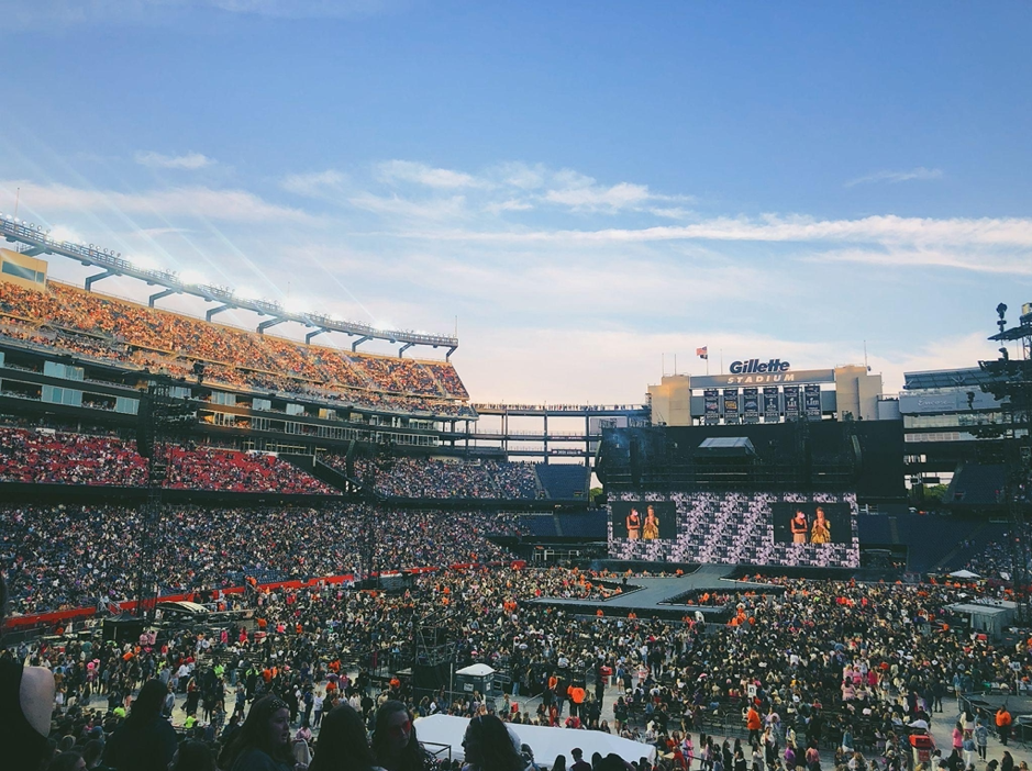 Cảnh tượng náo nhiệt tại sân vận động Giletter, bang Massachussetts vào tối 16/5.