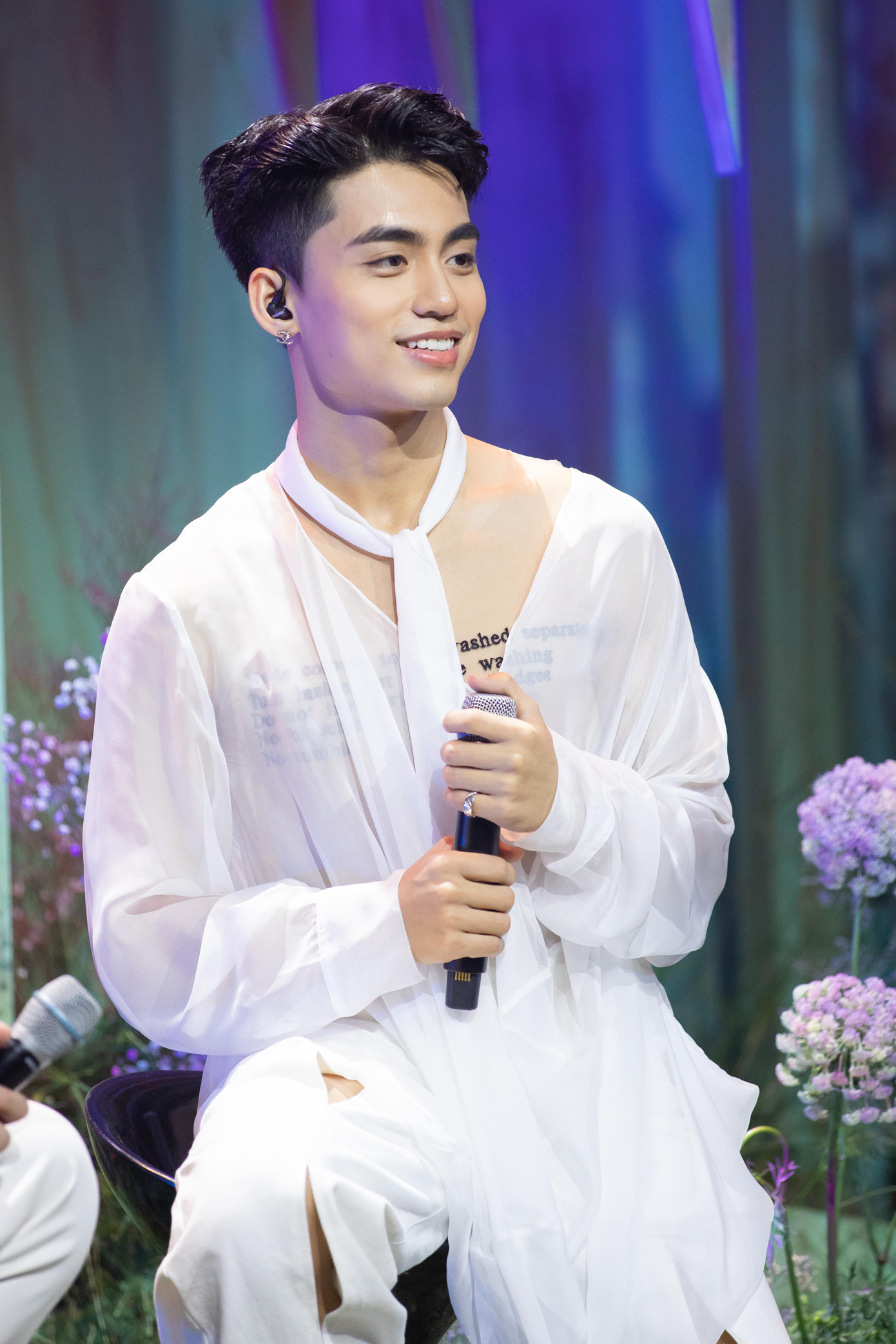 Trong sản phẩm đầu tay, MONO được nhà sản xuất âm nhạc onionn. “đỡ đầu” sau khi anh rời công ty giải trí cũ.