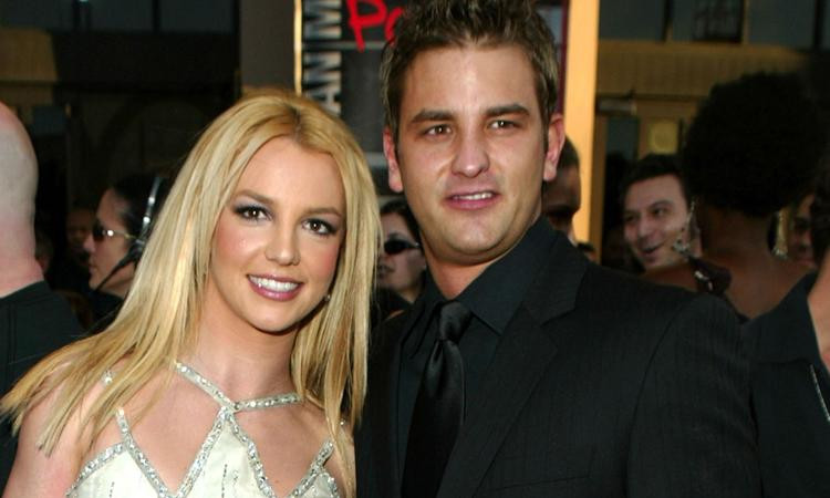 Trái với thông tin trước đó, anh trai và cả gia đình Spears đều không được mời đến đám cưới. Trái với thông tin trước đó, anh trai và cả gia đình Spears đều không được mời đến đám cưới.