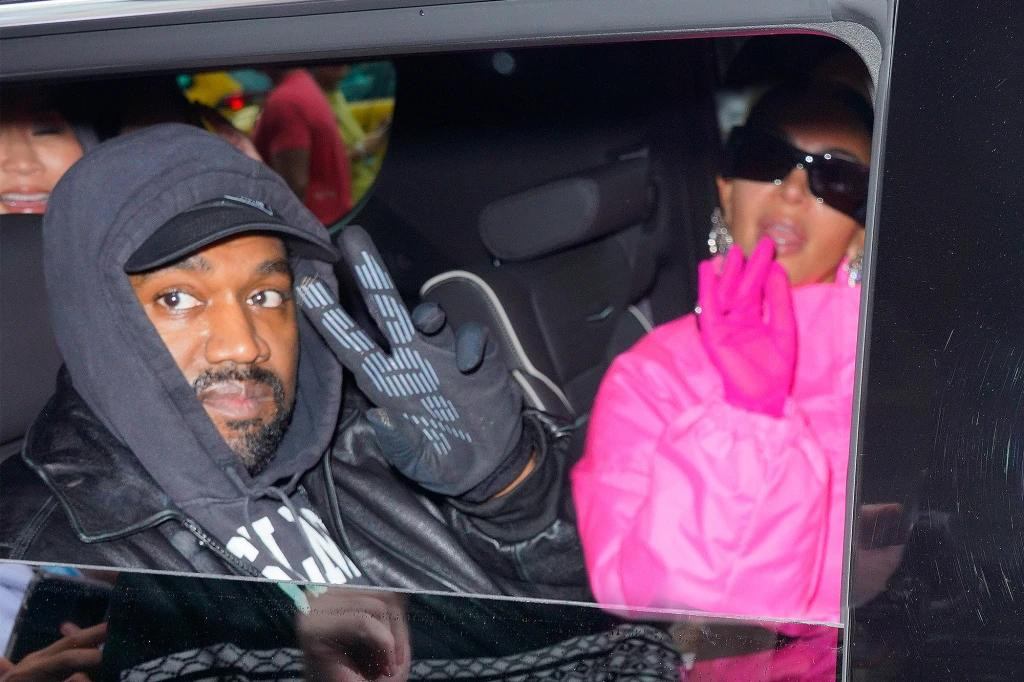 Kim Kardashian được chồng cũ hộ tống khi ghi hình chương trình Saturday Night Live.