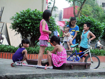 Nhiều trẻ em tại các khu đô thị Hà Nội chỉ được ra ngoài chơi khi bố mẹ đi làm về. Ảnh: Cẩm Kỳ. Nhiều trẻ em tại các khu đô thị Hà Nội chỉ được ra ngoài chơi khi bố mẹ đi làm về. Ảnh: Cẩm Kỳ