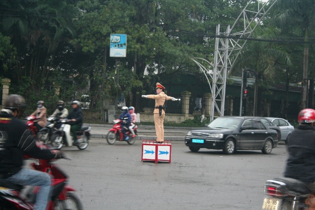 Nữ CSGT xứ Thanh xuất hiện khiến nhiều người dân bất ngờ. Ảnh: Hoàng Lam