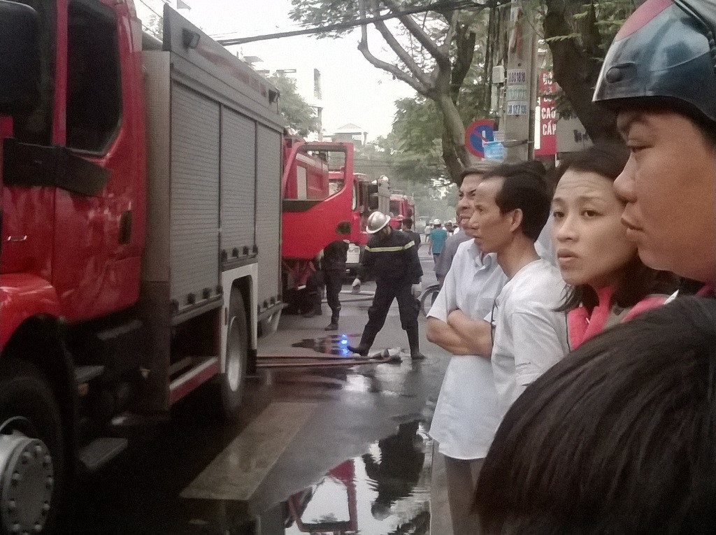 Nhiều người dân theo dõi vụ việc. Nhiều người dân theo dõi vụ việc