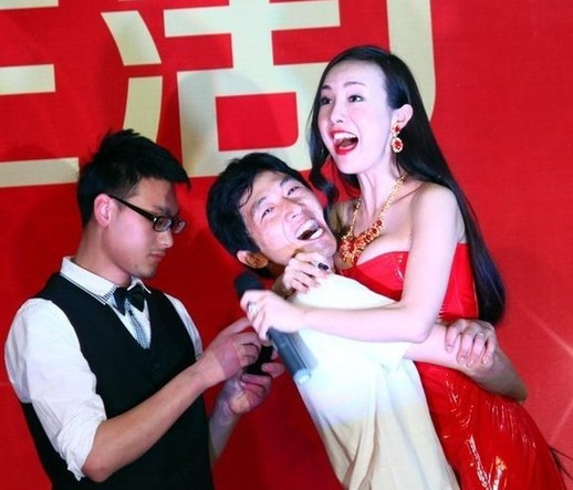 Khán giả may mắn trong chương trình còn được ôm người đẹp...