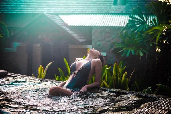 Tóc Tiên khoe đường cong thiêu đốt với áo tắm ảnh 4