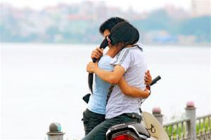 Giới trẻ thể hiện tình cảm bên Hồ Tây.
