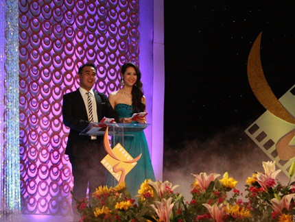 Hai MC của chương trình: Diễn viên Quyền Linh (trái) và người đẹp Dương Thùy Linh 