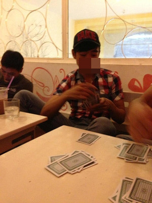 T. thích “học thêm, học nhóm” tại sòng bài, quán bar