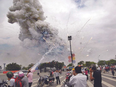 Những cột khói bốc cao từ hiện trường vụ nổ. Ảnh: từ Internet
