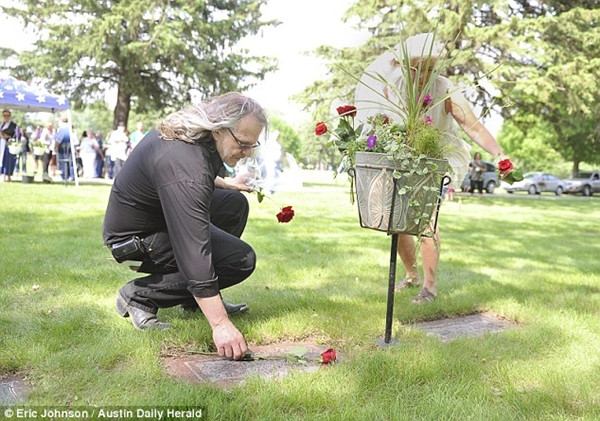 Cô dâu và chú rể cùng đến trước mộ