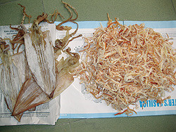 Mực khô xé chỉ bằng nửa giá mực khô nguyên con. ảnh: P.H.S (Thanh Niên)