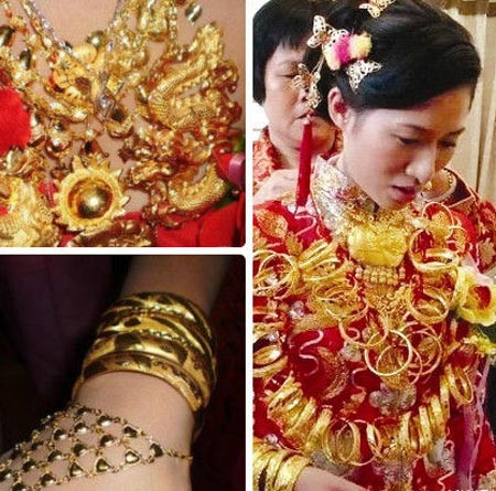 Phải mất 30 phút cô dâu này mới đeo hết số vàng lên người