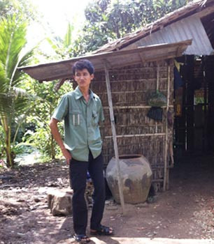 Anh Võ Tấn Trung bên ngôi nhà nuôi dưỡng tuổi thơ của Mỹ Xuân. Anh Võ Tấn Trung bên ngôi nhà nuôi dưỡng tuổi thơ của Mỹ Xuân